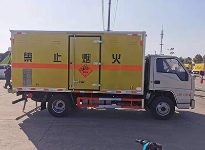 三元爆破器材运输车工人安全操作规范与智能技术保障